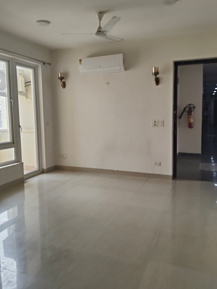 Room, emaar-emerald-estate 2.5 Bedroom 1020 Sq.Ft. Apartment In Sector 65 Gurgaon 8820728