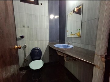 Bathroom in 3.5 BHK Builder Floor at RWA Chittaranjan Park Block R, Chittaranjan Park – for Rent