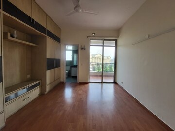 Room in 3.5 BHK Apartment at Central Park Resorts, Sector 48 – for Rent