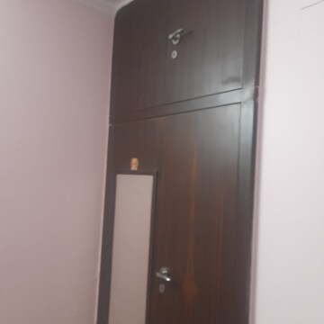 Furnished Amenities in 3.5 BHK Apartment at Mayur Vihar – for Rent