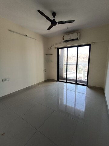Room in 2 BHK Apartment at Hubtown Hillcrest, Andheri East – for Rent