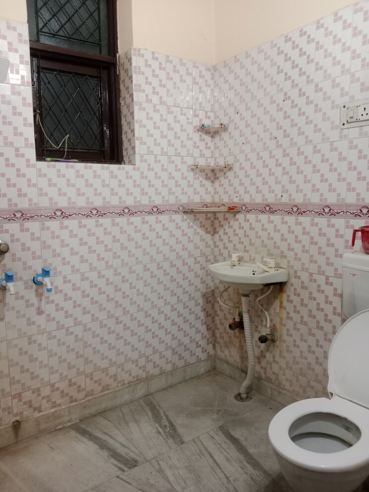 Bathroom, ashoka enclave 2 Bedroom 1000 Sq.Ft. Builder Floor In Ashoka Enclave Faridabad 8820887