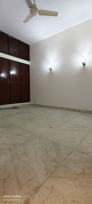 Room in 3 BHK Builder Floor at Panchsheel Enclave – for Rent