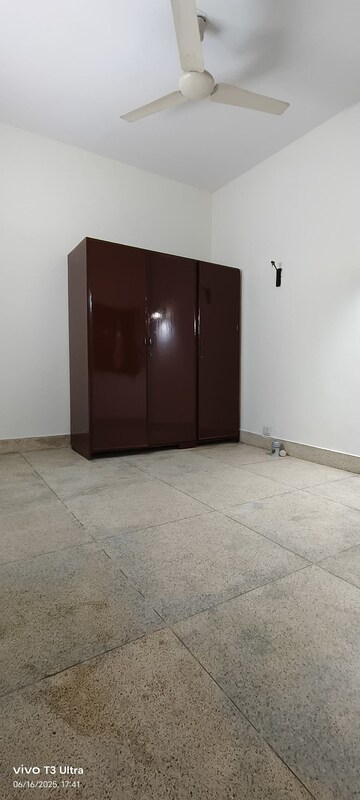 Room in 3 BHK Builder Floor at Panchsheel Enclave – for Rent