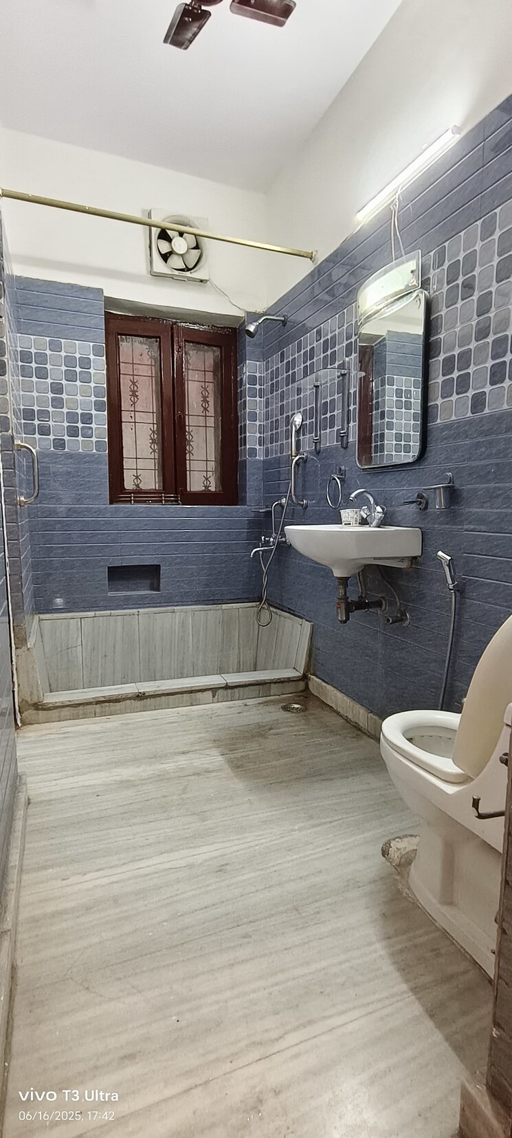 Bathroom, panchsheel enclave 3 Bedroom 200 Sq.Yd. Builder Floor In Panchsheel Enclave Delhi 8820947