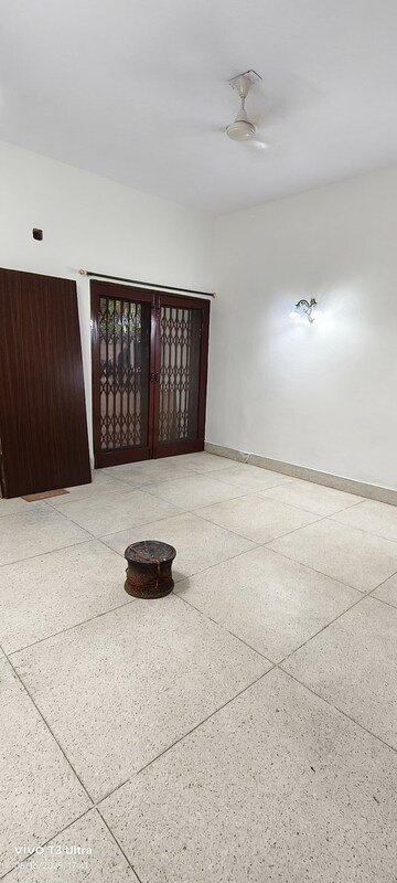 Room in 3 BHK Builder Floor at Panchsheel Enclave – for Rent