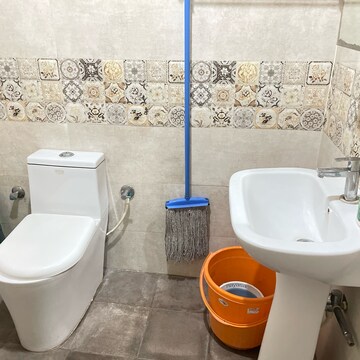 Bathroom in Studio Independent House at Langford Gardens – for Rent