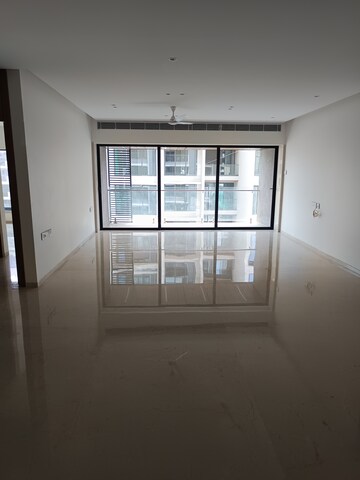 Room in 4 BHK Apartment at Santacruz West – for Sale