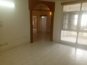 Room in 3 BHK Apartment at Karanvir Towers, Sector 52 – for Rent