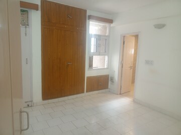 Room in 3 BHK Apartment at Karanvir Towers, Sector 52 – for Rent