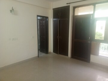 Room in 3 BHK Apartment at Karanvir Towers, Sector 52 – for Rent