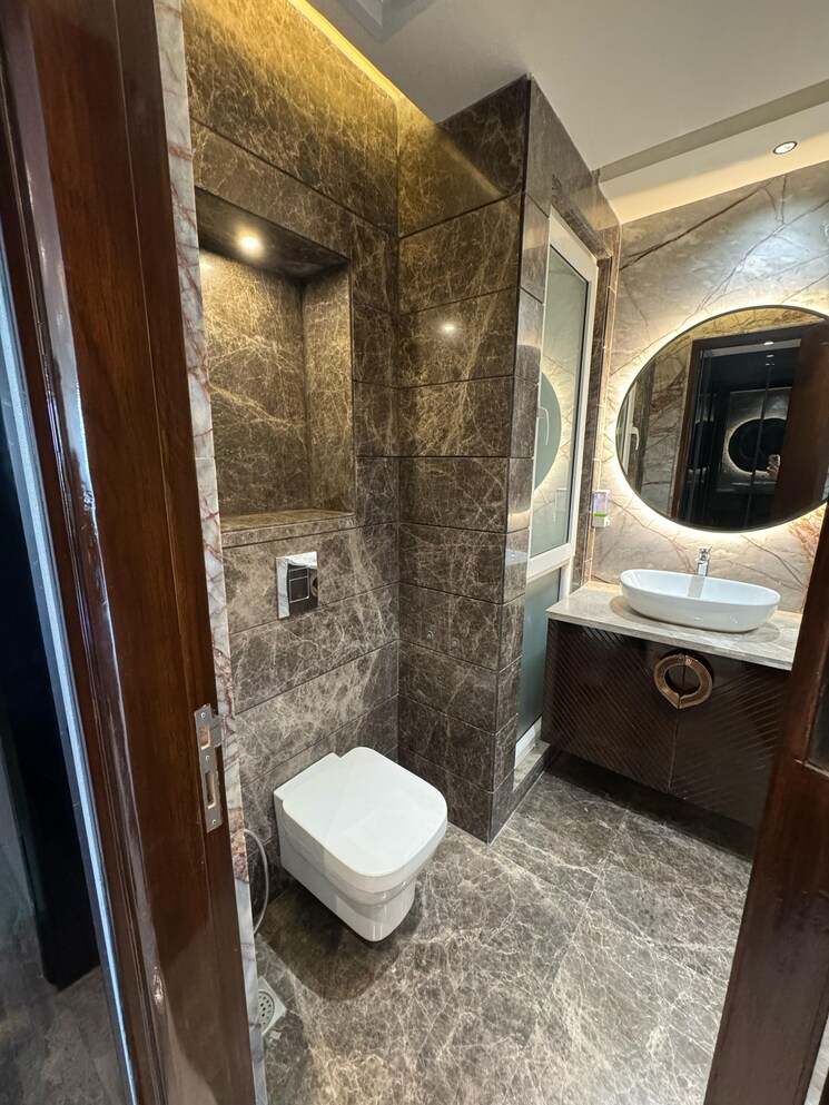 Bathroom, dlf phase ii 3 Bedroom 215 Sq.Yd. Builder Floor In Dlf Phase ii Gurgaon 8821140