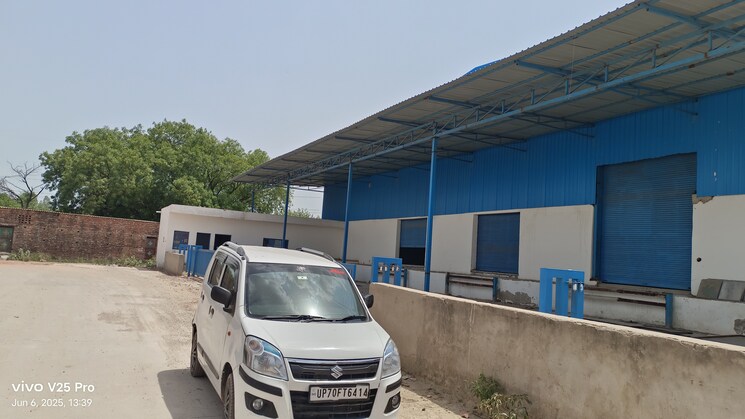  Parking, kuberpur Commercial Warehouse 47000 Sq.Ft. In Kuberpur Agra 8821368