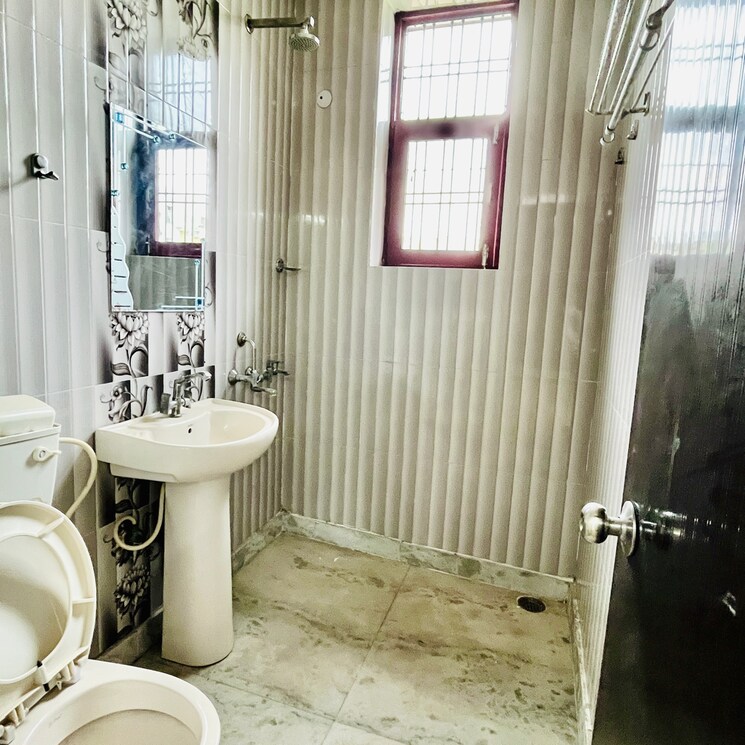 Bathroom, paras-pld-homes 2 Bedroom 2025 Sq.Ft. Builder Floor In Sector 42 Faridabad 8821379