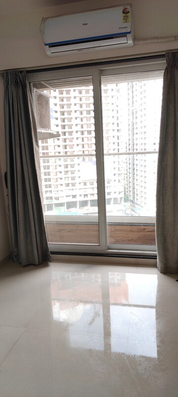 Room in 2 BHK Apartment at Ashar Axis, Majiwada – for Rent