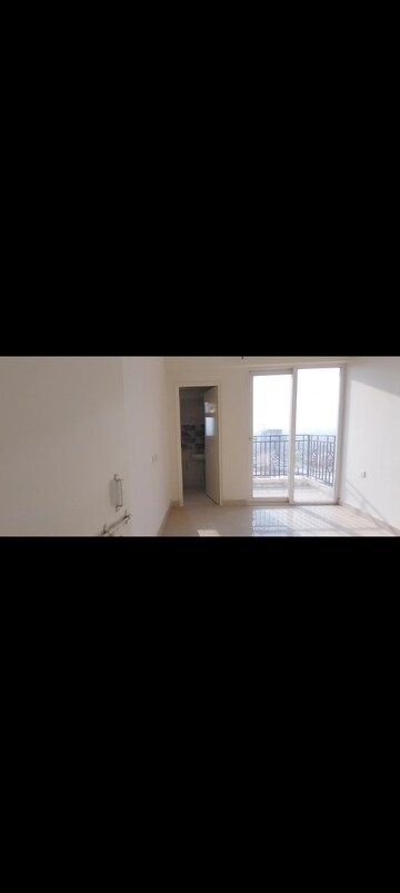 Room in 3 BHK Apartment at Signature Global Golf Greens, Sector 79 – for Rent