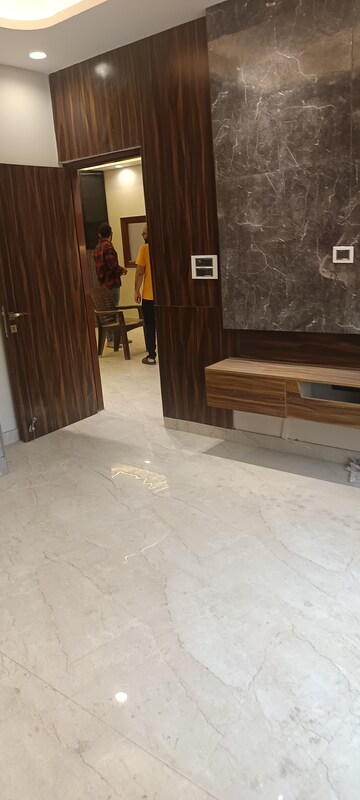 Room in 3 BHK Builder Floor at Saraswati Vihar – for Rent