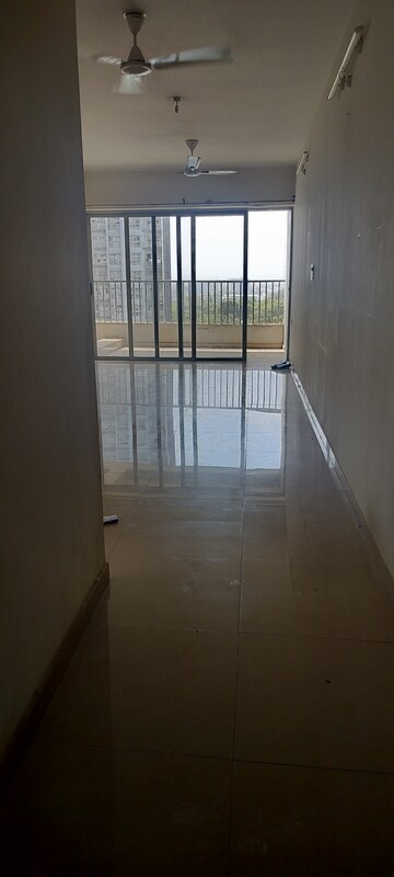 Room in 3 BHK Apartment at Amanora Future Towers, Hadapsar – for Rent