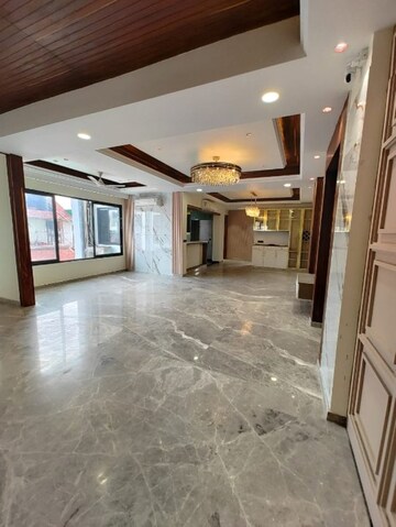 Living Room in 5 BHK Apartment at SS Southend Floors, South City 2 – for Sale