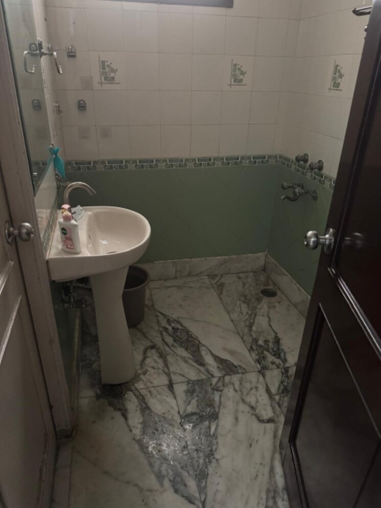 Bathroom, sector 43 2 Bedroom 180 Sq.Yd. Builder Floor In Sector 43 Gurgaon 8821663
