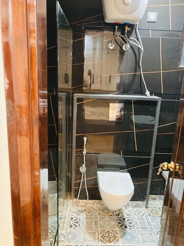 Bathroom in 3 BHK Builder Floor at DLF City Phase IV, Dlf Phase iv – for Rent