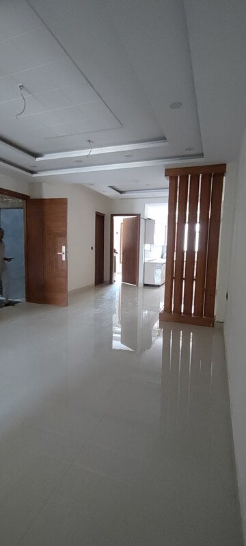 Room in 3 BHK Builder Floor at Universal Greens, Sector 85 – for Sale