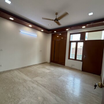 Room in 4 BHK Builder Floor at South Extension ii – for Rent