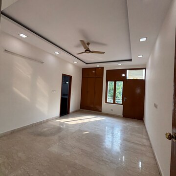 Room in 4 BHK Builder Floor at South Extension ii – for Rent