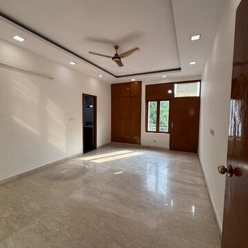 Room in 4 BHK Builder Floor at South Extension ii – for Rent