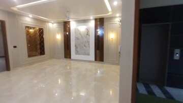 Room in 3 BHK Builder Floor at Sector 9 – for Sale