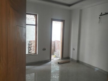 Room in 3 BHK Builder Floor at Green Fields Colony – for Sale