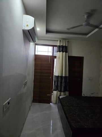 Room in 3 BHK Apartment at Vip Road – for Rent