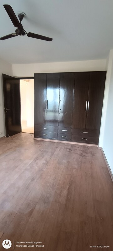 Room in 2 BHK Apartment at Eros Kenwood Tower, Sector 39 – for Rent