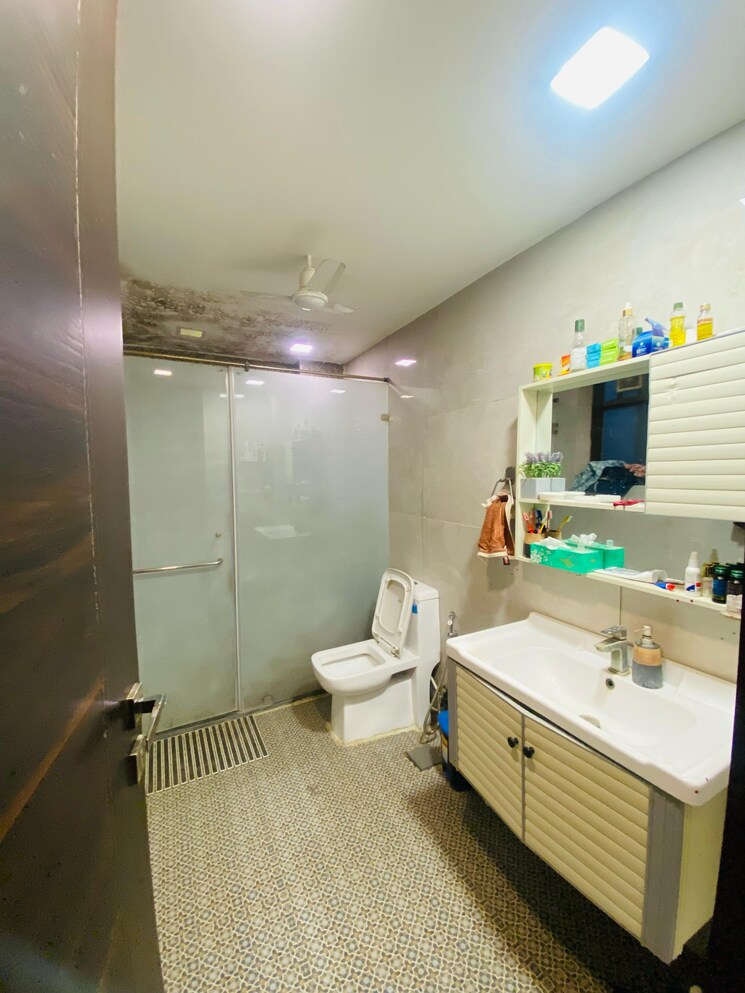 Bathroom, green fields colony 3 Bedroom 1620 Sq.Ft. Builder Floor In Green Fields Colony Faridabad 8822287