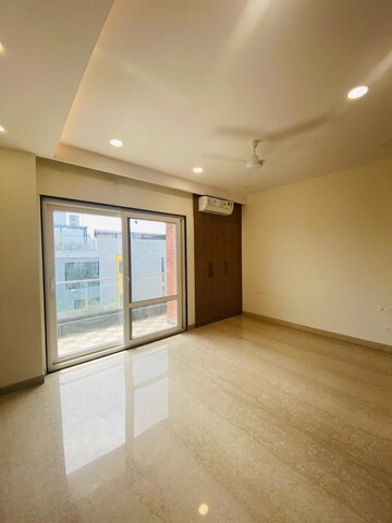Room in 3.5 BHK Apartment at Boutique Residential Apartments C-253, Defence Colony – for Rent
