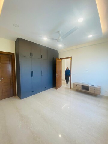 Room in 3.5 BHK Apartment at Boutique Residential Apartments C-253, Defence Colony – for Rent