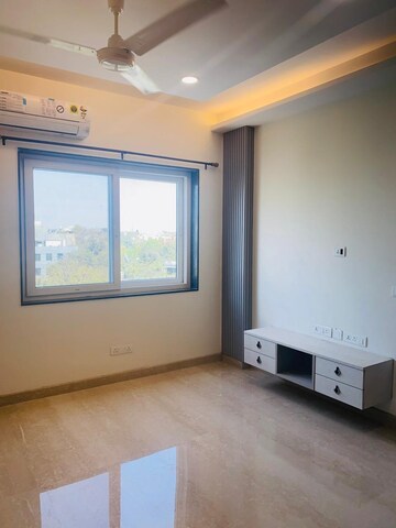 Room in 3.5 BHK Apartment at Boutique Residential Apartments C-253, Defence Colony – for Rent