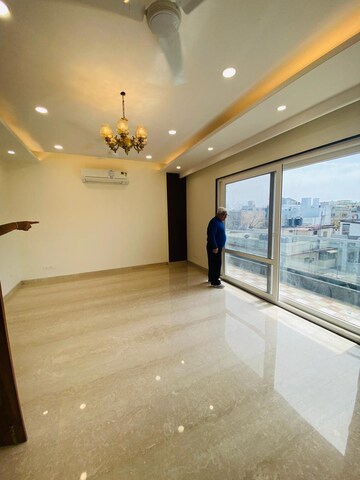 Room in 3.5 BHK Apartment at Boutique Residential Apartments C-253, Defence Colony – for Rent