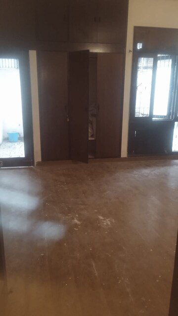 Room in 4 BHK Builder Floor at New Friends Colony – for Rent