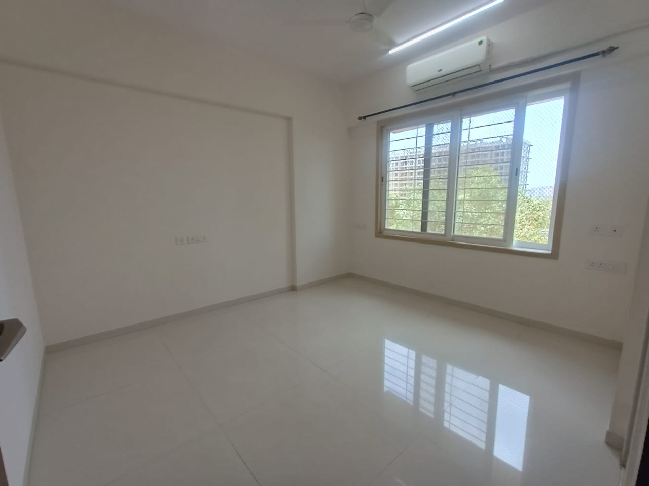 1 BHK + Servant Room Apartment For Rent in Sima Building