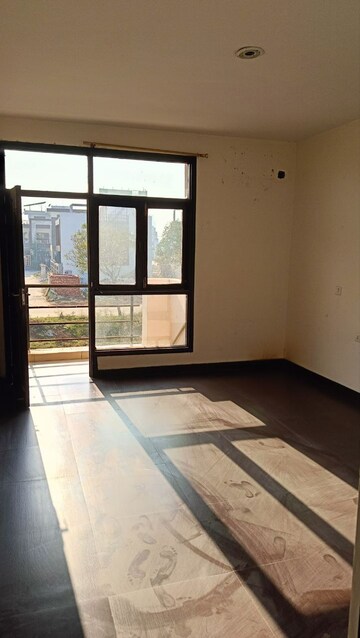 Room in 3 BHK Apartment at Wave Prime Floors, Wave City – for Rent