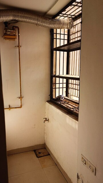 Room in 3 BHK Apartment at Wave Prime Floors, Wave City – for Rent