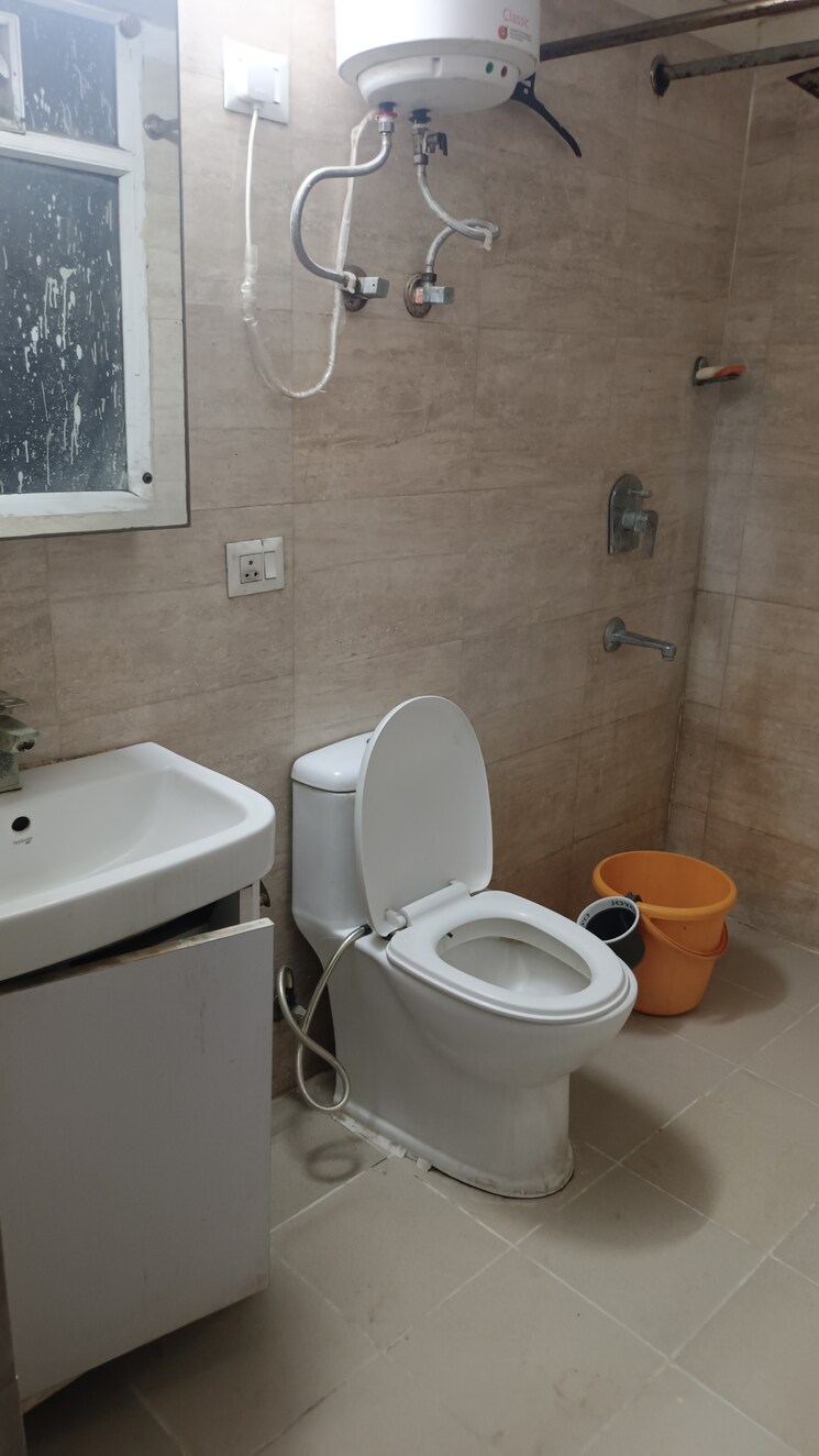 Bathroom, sethi-max-royale 2 Bedroom 895 Sq.Ft. Apartment In Sector 76 Noida 8822619