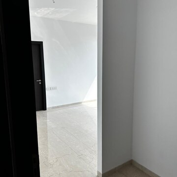 Room in 3 BHK Apartment at Oberoi Sky City, Khande Rao Dongari – for Rent