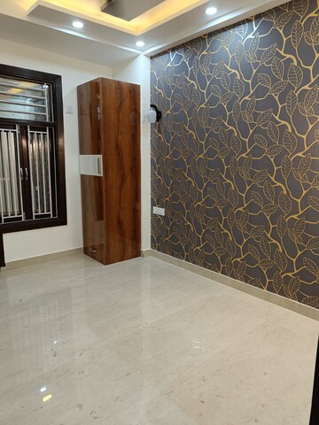 Room in 3 BHK Builder Floor at Dwarka Mor – for Rent