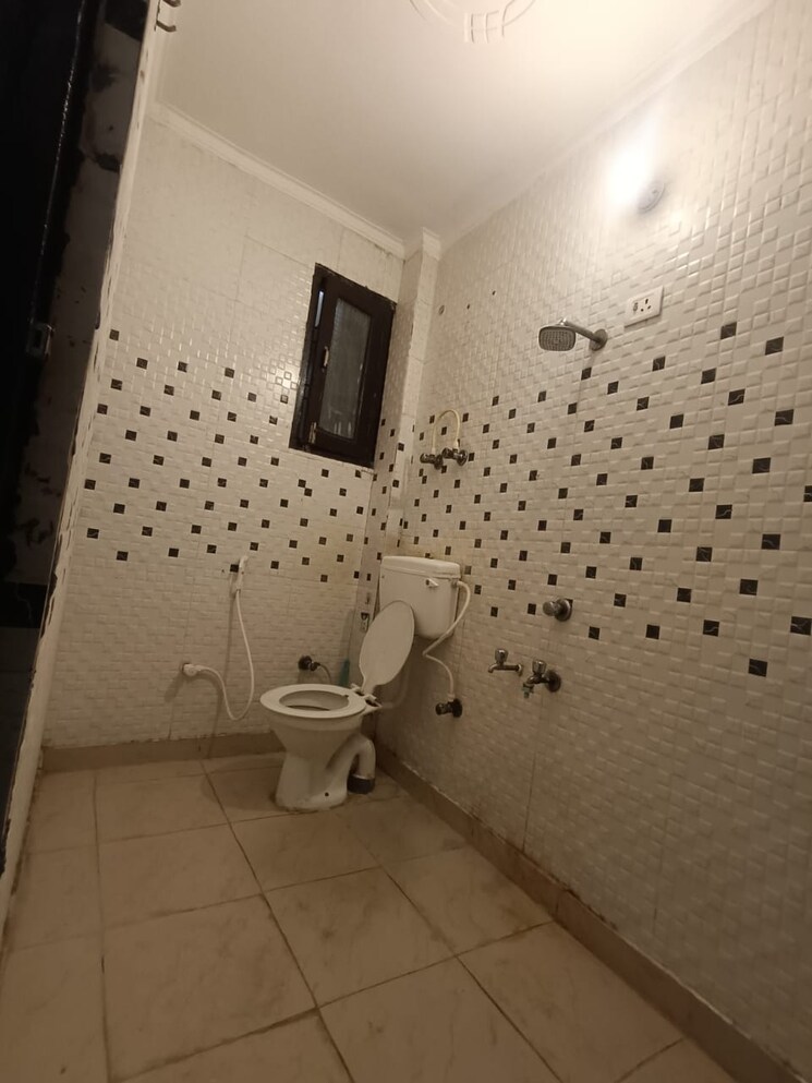 Bathroom, mayur vihar phase 1 2 Bedroom 820 Sq.Ft. Apartment In Mayur Vihar Phase 1 Delhi 8822666