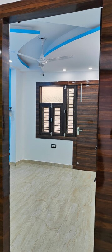 Room in 2.5 BHK Builder Floor at Dwarka Mor – for Rent