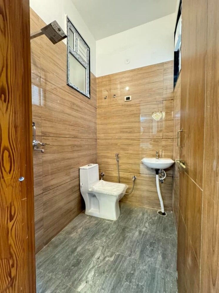 Bathroom, shanti-plaza-vaishali 3 Bedroom 2000 Sq.Ft. Builder Floor In Vaishali Sector 4 Ghaziabad 8822810