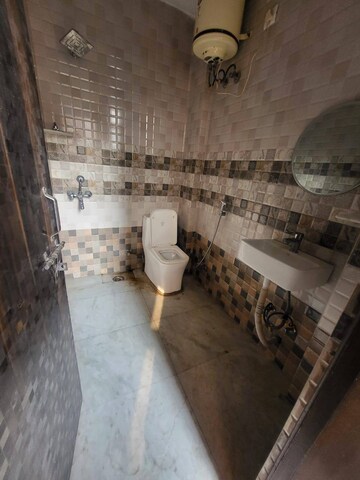 Bathroom in 4 BHK Apartment at DLF The Belaire, Sector 54 – for Rent