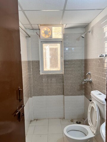 Bathroom in 4 BHK Apartment at DLF The Belaire, Sector 54 – for Rent